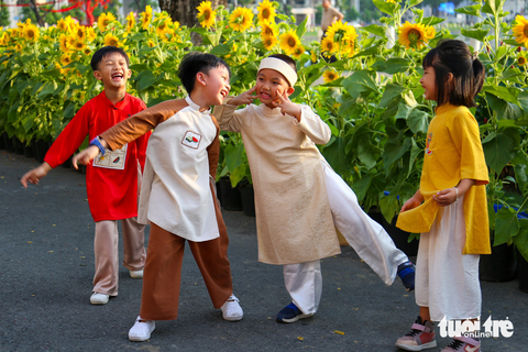 Chưa khai mạc, đường hoa Phú Mỹ Hưng đã hút khách - Ảnh 7. Chưa khai mạc, đường hoa Phú Mỹ Hưng đã hút khách - Ảnh 7.