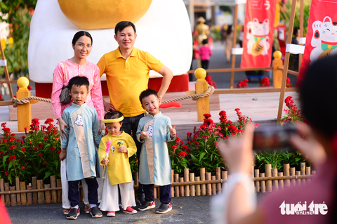 Chưa khai mạc, đường hoa Phú Mỹ Hưng đã hút khách - Ảnh 8. Chưa khai mạc, đường hoa Phú Mỹ Hưng đã hút khách - Ảnh 8.