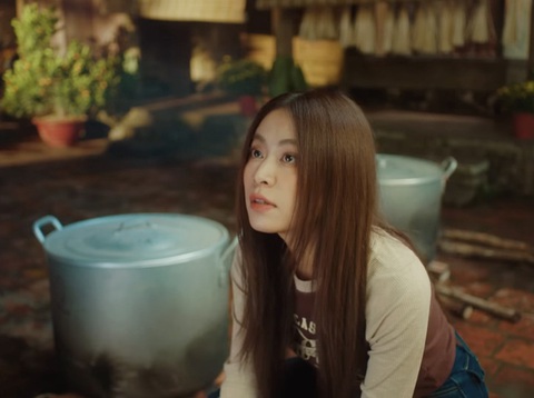 Hoàng Thùy Linh tặng bánh chưng Tết cho crush để nhận cái kết bất ngờ - Ảnh 3. Hoàng Thùy Linh tặng bánh chưng Tết cho crush để nhận cái kết bất ngờ - Ảnh 3.