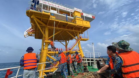 Hải quân cổ vũ đội tuyển trên biển: Một sóng hình, bốn sóng biển - Ảnh 2. Hải quân cổ vũ đội tuyển trên biển: Một sóng hình, bốn sóng biển - Ảnh 2.