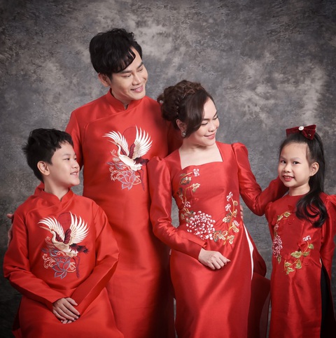 Gia đình 3 thế hệ của MC Hồng Phúc tung ảnh với áo dài đón Tết 2023 - Ảnh 1. Gia đình 3 thế hệ của MC Hồng Phúc tung ảnh với áo dài đón Tết 2023 - Ảnh 1.
