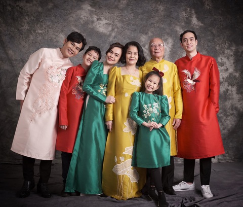 Gia đình 3 thế hệ của MC Hồng Phúc tung ảnh với áo dài đón Tết 2023 - Ảnh 2. Gia đình 3 thế hệ của MC Hồng Phúc tung ảnh với áo dài đón Tết 2023 - Ảnh 2.