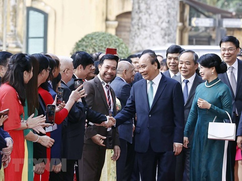 Chủ tịch nước Nguyễn Xuân Phúc cùng phu nhân thả cá chép tiễn ông Công, ông Táo - Ảnh 4. Chủ tịch nước Nguyễn Xuân Phúc cùng phu nhân thả cá chép tiễn ông Công, ông Táo - Ảnh 4.