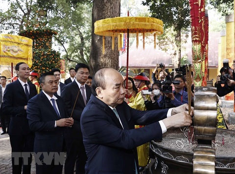 Chủ tịch nước Nguyễn Xuân Phúc cùng phu nhân thả cá chép tiễn ông Công, ông Táo - Ảnh 3. Chủ tịch nước Nguyễn Xuân Phúc cùng phu nhân thả cá chép tiễn ông Công, ông Táo - Ảnh 3.