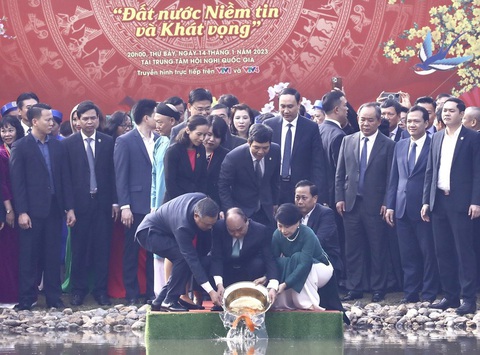 Chủ tịch nước Nguyễn Xuân Phúc cùng phu nhân thả cá chép tiễn ông Công, ông Táo - Ảnh 1. Chủ tịch nước Nguyễn Xuân Phúc cùng phu nhân thả cá chép tiễn ông Công, ông Táo - Ảnh 1.