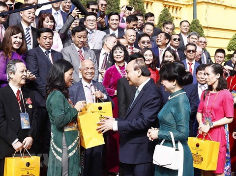 Chủ tịch nước Nguyễn Xuân Phúc cùng phu nhân thả cá chép tiễn ông Công, ông Táo - Ảnh 5. Chủ tịch nước Nguyễn Xuân Phúc cùng phu nhân thả cá chép tiễn ông Công, ông Táo - Ảnh 5.