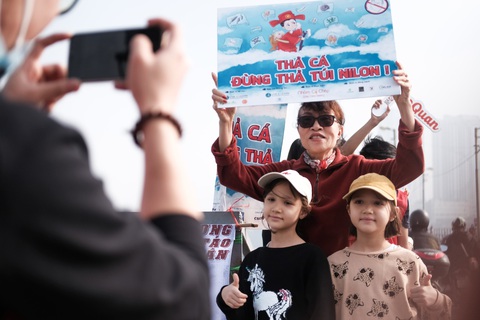 Bên cầu Long Biên, ông Công ông Táo giúp dân tiễn cá về trời - Ảnh 7. Bên cầu Long Biên, ông Công ông Táo giúp dân tiễn cá về trời - Ảnh 7.