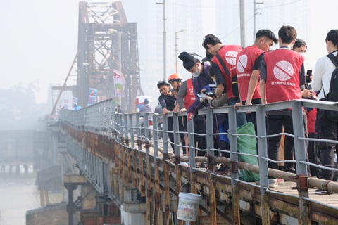 Bên cầu Long Biên, ông Công ông Táo giúp dân tiễn cá về trời - Ảnh 3. Bên cầu Long Biên, ông Công ông Táo giúp dân tiễn cá về trời - Ảnh 3.