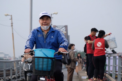 Bên cầu Long Biên, ông Công ông Táo giúp dân tiễn cá về trời - Ảnh 6. Bên cầu Long Biên, ông Công ông Táo giúp dân tiễn cá về trời - Ảnh 6.