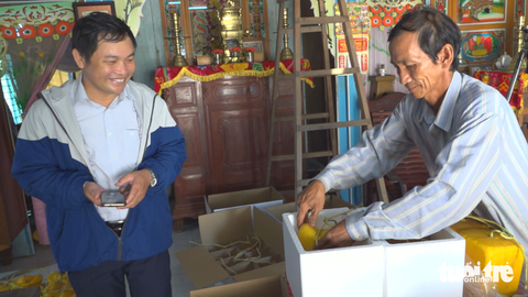 Dưa hấu hình thỏi vàng làm ra không đủ bán - Ảnh 4. Dưa hấu hình thỏi vàng làm ra không đủ bán - Ảnh 4.