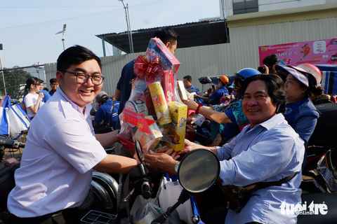 Xuân yêu thương tặng quà Tết thanh niên khuyết tật - Ảnh 1. Xuân yêu thương tặng quà Tết thanh niên khuyết tật - Ảnh 1.