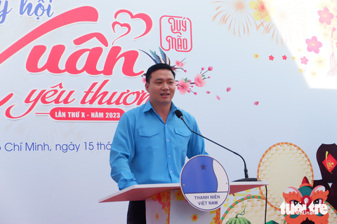 Xuân yêu thương tặng quà Tết thanh niên khuyết tật - Ảnh 2. Xuân yêu thương tặng quà Tết thanh niên khuyết tật - Ảnh 2.