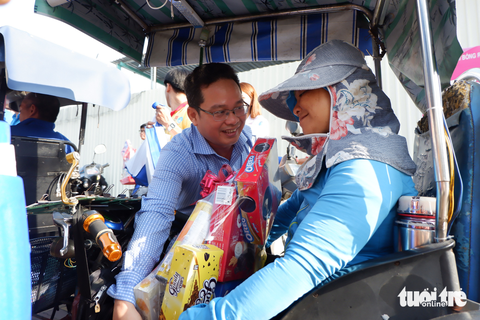 Xuân yêu thương tặng quà Tết thanh niên khuyết tật - Ảnh 3. Xuân yêu thương tặng quà Tết thanh niên khuyết tật - Ảnh 3.