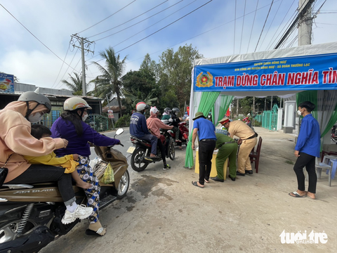 Phát cơm, nước suối miễn phí dọc đường cho công nhân về quê ăn Tết - Ảnh 1. Phát cơm, nước suối miễn phí dọc đường cho công nhân về quê ăn Tết - Ảnh 1.
