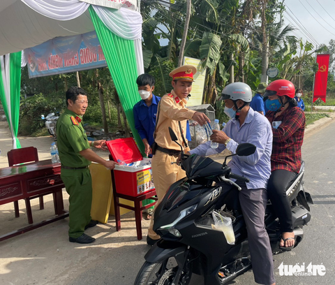 Phát cơm, nước suối miễn phí dọc đường cho công nhân về quê ăn Tết - Ảnh 2. Phát cơm, nước suối miễn phí dọc đường cho công nhân về quê ăn Tết - Ảnh 2.