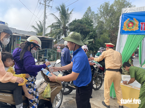 Phát cơm, nước suối miễn phí dọc đường cho công nhân về quê ăn Tết - Ảnh 3. Phát cơm, nước suối miễn phí dọc đường cho công nhân về quê ăn Tết - Ảnh 3.
