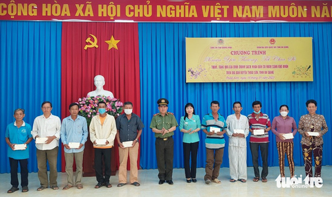 Thiếu tướng Đinh Văn Nơi về An Giang tặng 1.200 phần quà cho người nghèo - Ảnh 1. Thiếu tướng Đinh Văn Nơi về An Giang tặng 1.200 phần quà cho người nghèo - Ảnh 1.