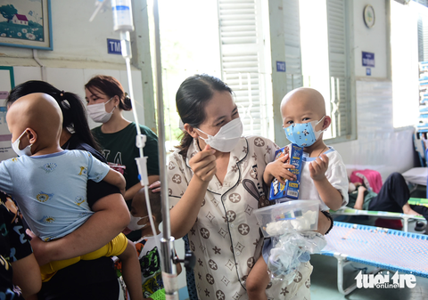 Bệnh nhi vui sắm Tết tại gian hàng 0 đồng - Ảnh 1. Bệnh nhi vui sắm Tết tại gian hàng 0 đồng - Ảnh 1.