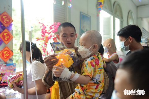 Bệnh nhi vui sắm Tết tại gian hàng 0 đồng - Ảnh 4. Bệnh nhi vui sắm Tết tại gian hàng 0 đồng - Ảnh 4.