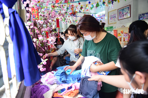 Bệnh nhi vui sắm Tết tại gian hàng 0 đồng - Ảnh 7. Bệnh nhi vui sắm Tết tại gian hàng 0 đồng - Ảnh 7.