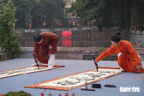 Tò mò với ‘ông đồ’ Tây ở Hội chữ xuân Văn Miếu - Ảnh 7. Tò mò với ‘ông đồ’ Tây ở Hội chữ xuân Văn Miếu - Ảnh 7.