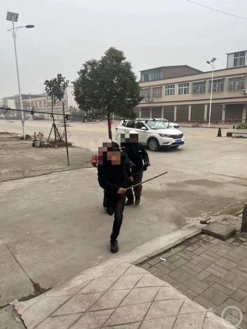 Hai mẹ con bị người mai mối đánh nhập viện vì từ chối đi xem mắt - Ảnh 1. Hai mẹ con bị người mai mối đánh nhập viện vì từ chối đi xem mắt - Ảnh 1.