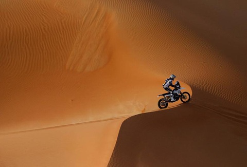Tay đua người Mỹ Skyler Howes đang chinh phục thử thách ở chặng đua thứ 12 trong giải đua xe Dakar Rally trên những địa hình “không bình thường” và vô cùng khắc nghiệt ngày 13-1 tại Saudi Arabia - Ảnh: REUTERS Tay đua người Mỹ Skyler Howes đang chinh phục thử thách ở chặng đua thứ 12 trong giải đua xe Dakar Rally trên những địa hình “không bình thường” và vô cùng khắc nghiệt ngày 13-1 tại Saudi Arabia - Ảnh: REUTERS