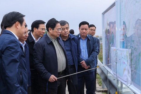 Thủ tướng: Tránh chưa làm đường đã đếm xe, chưa làm sân bay đã đếm khách - Ảnh 1. Thủ tướng: Tránh chưa làm đường đã đếm xe, chưa làm sân bay đã đếm khách - Ảnh 1.
