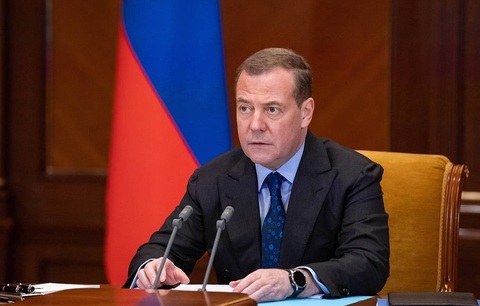 Ông Medvedev nói Thủ tướng Nhật nên xấu hổ vì khúm núm trước Mỹ - Ảnh 1. Ông Medvedev nói Thủ tướng Nhật nên xấu hổ vì khúm núm trước Mỹ - Ảnh 1.