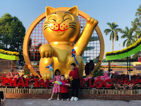 Linh vật mèo Quảng Ngãi cười híp mắt trên đống vàng - Ảnh 1. Linh vật mèo Quảng Ngãi cười híp mắt trên đống vàng - Ảnh 1.