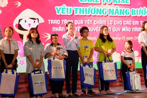 500 trẻ em mồ côi, bị ảnh hưởng bởi dịch COVID-19 nhận lì xì - Ảnh 4. 500 trẻ em mồ côi, bị ảnh hưởng bởi dịch COVID-19 nhận lì xì - Ảnh 4.