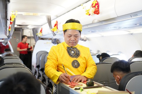 Bất ngờ gặp ông Công, ông Táo và nàng Xuân trên các chuyến bay - Ảnh 4. Bất ngờ gặp ông Công, ông Táo và nàng Xuân trên các chuyến bay - Ảnh 4.