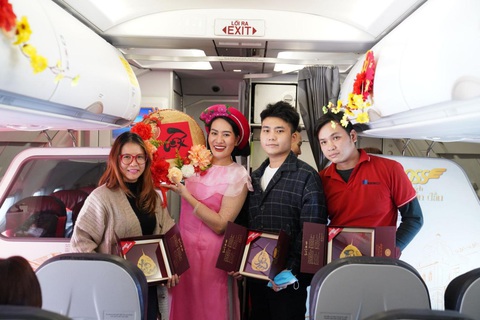 Bất ngờ gặp ông Công, ông Táo và nàng Xuân trên các chuyến bay - Ảnh 5. Bất ngờ gặp ông Công, ông Táo và nàng Xuân trên các chuyến bay - Ảnh 5.