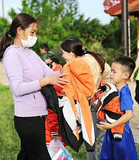 Người trẻ chăm lo Tết cho người nghèo - Ảnh 3. Người trẻ chăm lo Tết cho người nghèo - Ảnh 3.