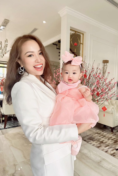 Ảnh vui sao Việt 15-1: Lê Phương tấu hài cùng hai em gái xinh đẹp - Ảnh 9. Ảnh vui sao Việt 15-1: Lê Phương tấu hài cùng hai em gái xinh đẹp - Ảnh 9.