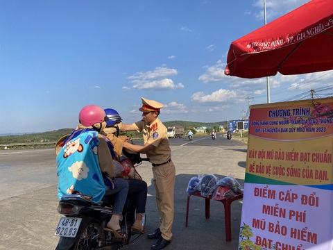 Cảnh sát giao thông phát quà và đổi mũ bảo hiểm miễn phí cho người về quê ăn Tết - Ảnh 1. Cảnh sát giao thông phát quà và đổi mũ bảo hiểm miễn phí cho người về quê ăn Tết - Ảnh 1.
