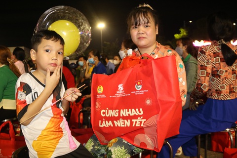 Cùng nhau làm nên Tết: mang niềm vui tới công nhân Bình Dương - Ảnh 2. Cùng nhau làm nên Tết: mang niềm vui tới công nhân Bình Dương - Ảnh 2.