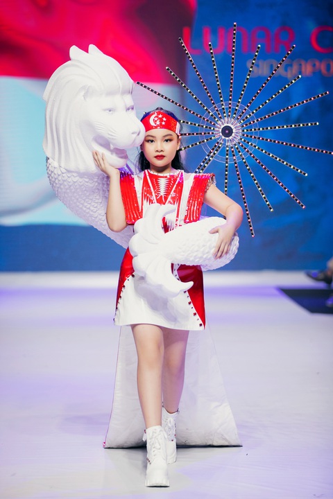 Mẫu nhí diện trang phục dân tộc các nước cưng xỉu - Ảnh 14. Mẫu nhí diện trang phục dân tộc các nước cưng xỉu - Ảnh 14.