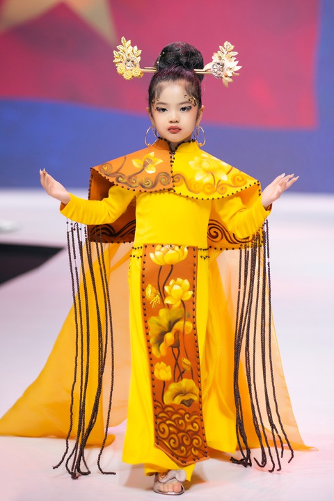 Mẫu nhí diện trang phục dân tộc các nước cưng xỉu - Ảnh 12. Mẫu nhí diện trang phục dân tộc các nước cưng xỉu - Ảnh 12.
