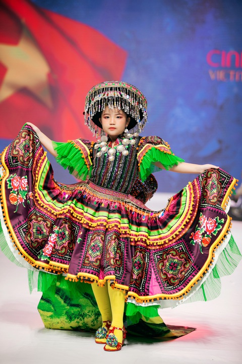 Mẫu nhí diện trang phục dân tộc các nước cưng xỉu - Ảnh 11. Mẫu nhí diện trang phục dân tộc các nước cưng xỉu - Ảnh 11.