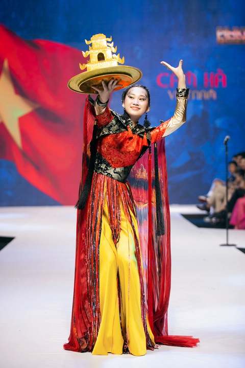 Mẫu nhí diện trang phục dân tộc các nước cưng xỉu - Ảnh 4. Mẫu nhí diện trang phục dân tộc các nước cưng xỉu - Ảnh 4.