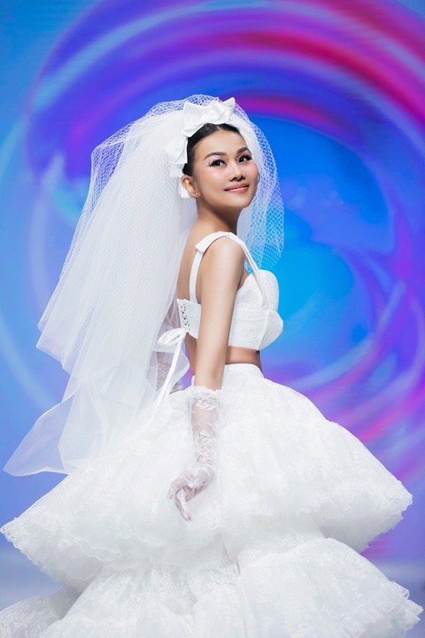 Thanh Hằng mãi tuổi 18, nhí nhảnh diện váy cô dâu - Ảnh 2. Thanh Hằng mãi tuổi 18, nhí nhảnh diện váy cô dâu - Ảnh 2.