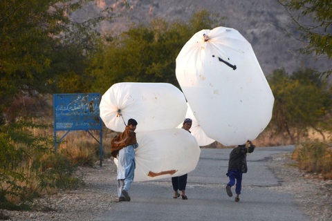 Những quả bom khí chạy khắp Pakistan - Ảnh 1. Những quả bom khí chạy khắp Pakistan - Ảnh 1.