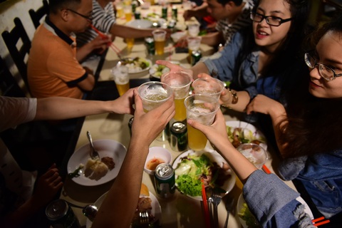 Uống rượu, bia pha nước ngọt liệu có bớt say? - Ảnh 1. Uống rượu, bia pha nước ngọt liệu có bớt say? - Ảnh 1.