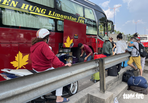 Bến xe TP.HCM không đông, ‘bến cóc xe dù’ lại nhộn nhịp - Ảnh 1. Bến xe TP.HCM không đông, ‘bến cóc xe dù’ lại nhộn nhịp - Ảnh 1.