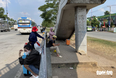 Bến xe TP.HCM không đông, ‘bến cóc xe dù’ lại nhộn nhịp - Ảnh 2. Bến xe TP.HCM không đông, ‘bến cóc xe dù’ lại nhộn nhịp - Ảnh 2.