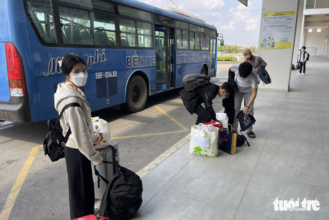Bến xe TP.HCM không đông, ‘bến cóc xe dù’ lại nhộn nhịp - Ảnh 4. Bến xe TP.HCM không đông, ‘bến cóc xe dù’ lại nhộn nhịp - Ảnh 4.