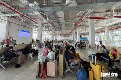 Bến xe TP.HCM không đông, ‘bến cóc xe dù’ lại nhộn nhịp - Ảnh 5. Bến xe TP.HCM không đông, ‘bến cóc xe dù’ lại nhộn nhịp - Ảnh 5.