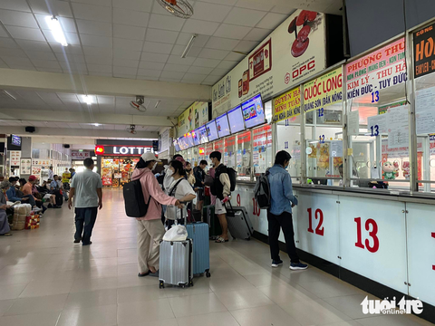 Bến xe TP.HCM không đông, ‘bến cóc xe dù’ lại nhộn nhịp - Ảnh 6. Bến xe TP.HCM không đông, ‘bến cóc xe dù’ lại nhộn nhịp - Ảnh 6.