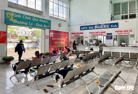 Bến xe TP.HCM không đông, ‘bến cóc xe dù’ lại nhộn nhịp - Ảnh 7. Bến xe TP.HCM không đông, ‘bến cóc xe dù’ lại nhộn nhịp - Ảnh 7.